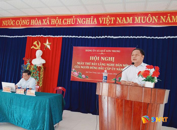 Ông Nguyễn Phước Sơn, Bí thư Đảng ủy, Chủ tịch HĐND xã Quế Sơn Trung tiếp thu, trả lời kiến nghị của người dân. Ảnh: DUY THÁI