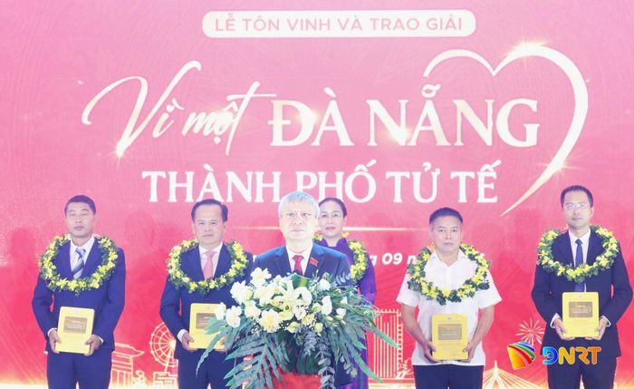 Chủ tịch HĐND thành phố Nguyễn Đức Dũng phát biểu tại lễ trao giải. Ảnh: NGỌC HÀ