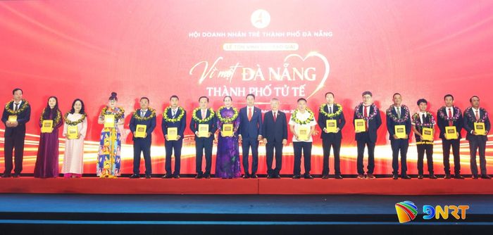 15 gương tiêu biểu nhận giải thưởng “Vì một Đà Nẵng - Thành phố tử tế”. Ảnh: NGỌC HÀ