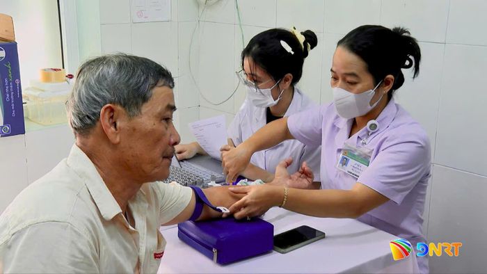 Khám sức khỏe cho người dân phường Hòa Khánh. Ảnh: T.HƯƠNG - Q.THẮNG