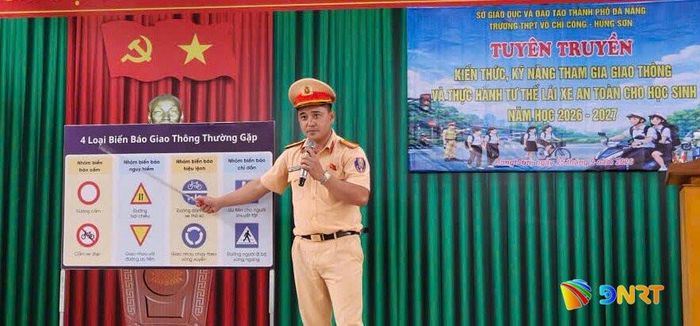 Công tác tuyên truyền, hướng dẫn được thực hiện trực quan, sinh động. Ảnh: Đơn vị cung cấp