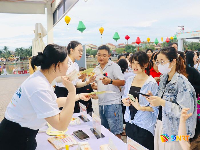 Đông đảo người dân, du khách tìm hiểu các chương trình trải nghiệm tại sự kiện. Ảnh: QUỐC TUẤN