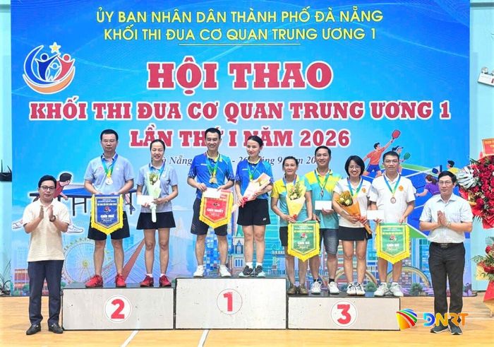 Ban tổ chức trao huy chương cho các vận động viên. Ảnh: TÂM ĐAN