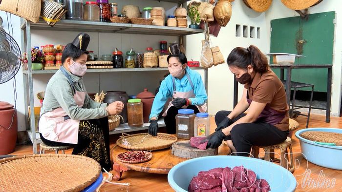 Chị Hà Thị Kim Phước (ngoài cùng bên phải), bản Hón Sáng, chế biến thịt gác bếp, sản phẩm đạt OCOP 3 sao.