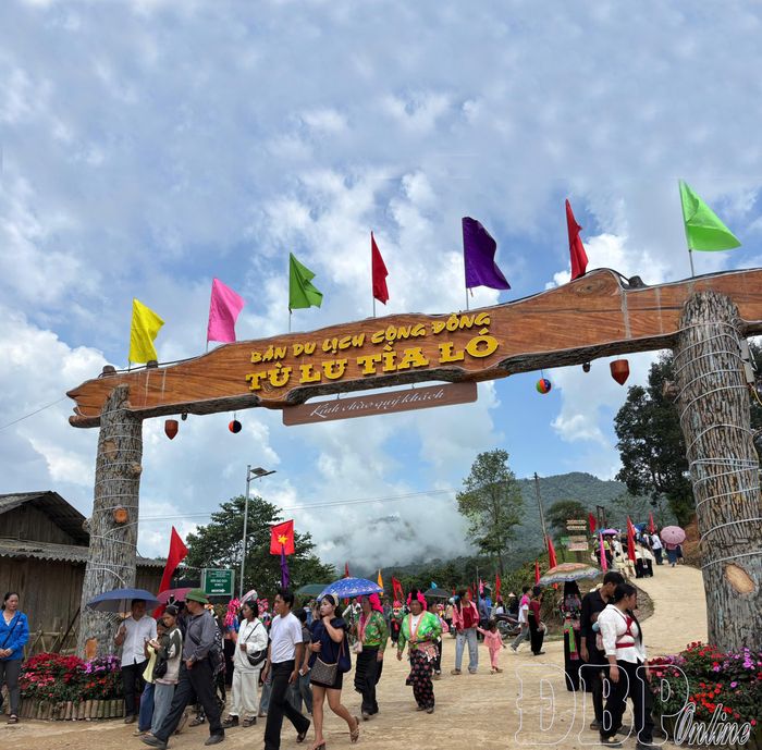 Bản vùng cao Tìa Ló, nơi già làng Cứ Chừ Tú sinh ra, lớn lên đang từng ngày đổi thay với những nếp nhà được mở cửa đón khách, hình thành các mô hình homestay. 