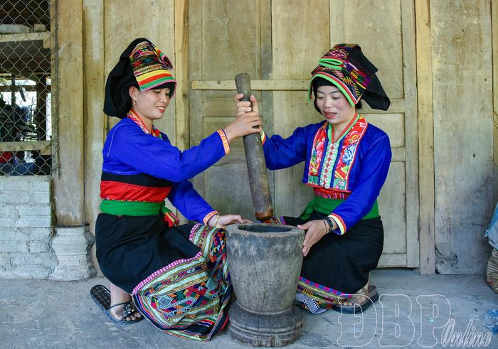 Phụ nữ bản Na Há, xã Mường Nhà giã gạo mới để làm xôi cốm.