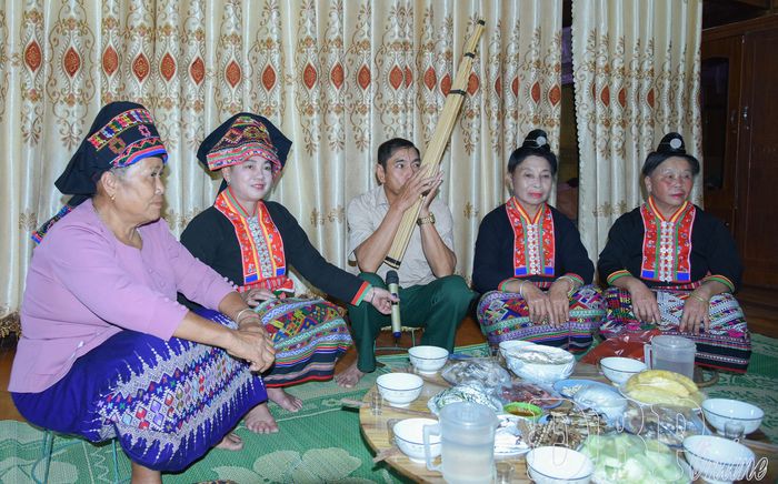 Nghệ nhân và người cao tuổi bản Na Khoang trình diễn hát và thổi khèn bè đón Tết.