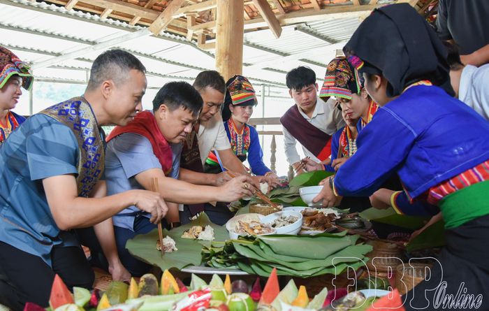 Đại diện chính quyền địa phương và người dân thực hiện thủ tục gói Khẩu Hang để dâng lễ.