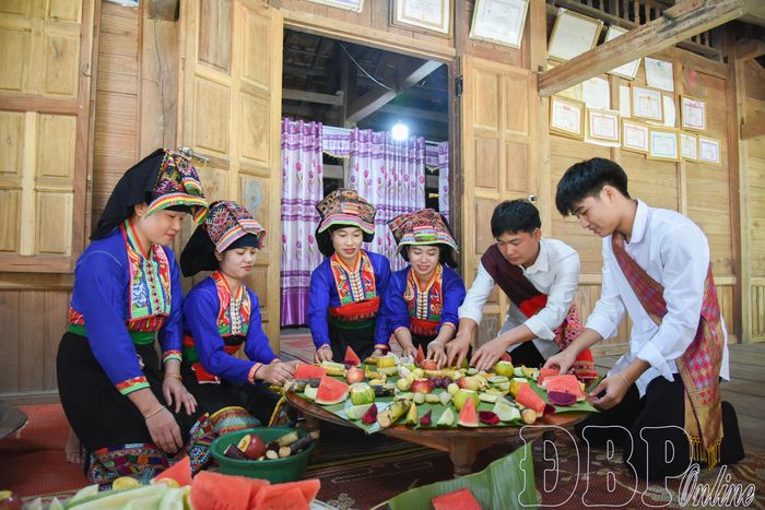 Phụ nữ và thanh niên bản Na Há chuẩn bị mâm cơm thành kính dâng lên tổ tiên, thần linh.
