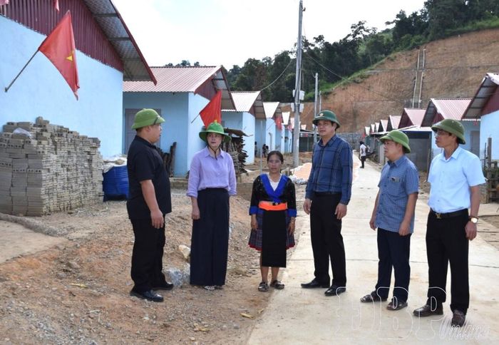 Phó Chủ tịch Thường trực UBND tỉnh Lò Văn Cương thăm khu tái định cư bản Háng Pu Xi, xã Xa Dung.