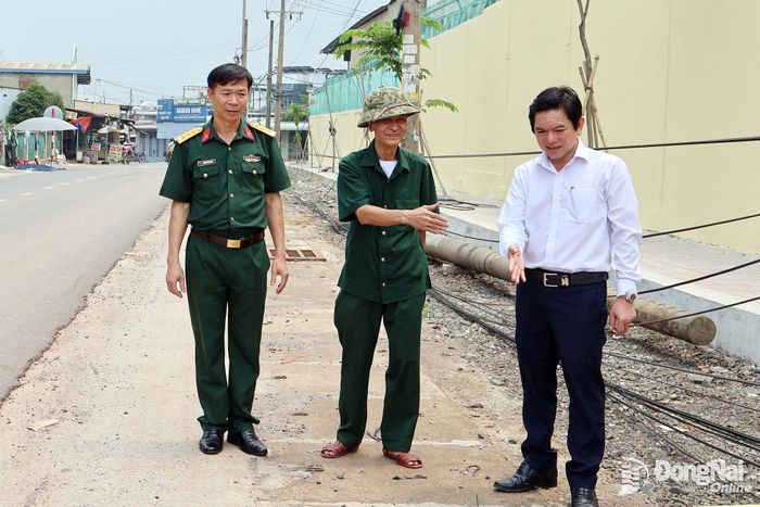 Bí thư Đảng ủy, Chủ tịch HĐND xã Nguyễn Kim Phước (bìa phải) khảo sát tuyến đường An Chu sau khi cưỡng chế 23 ki-ốt vi phạm hành lang an toàn giao thông.