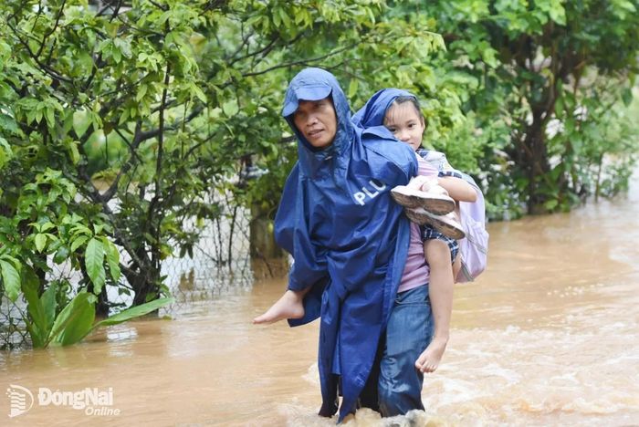 UBND thành phố yêu cầu các đơn vị, địa phương tiếp tục chủ động ứng phó với mưa lớn, ngập úng, sạt lở và các nguy cơ thiên tai xảy ra trên địa bàn. Ảnh: Phạm Tùng