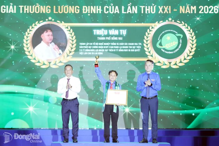 Anh Triệu Văn Tự nhận giải thưởng tại Liên hoan Thanh niên nông thôn toàn quốc và trao giải thưởng Lương Định Của lần thứ XXI năm 2026 diễn ra tại tỉnh Đắk Lắk mới đây. Ảnh: Trung ương Đoàn cung cấp.