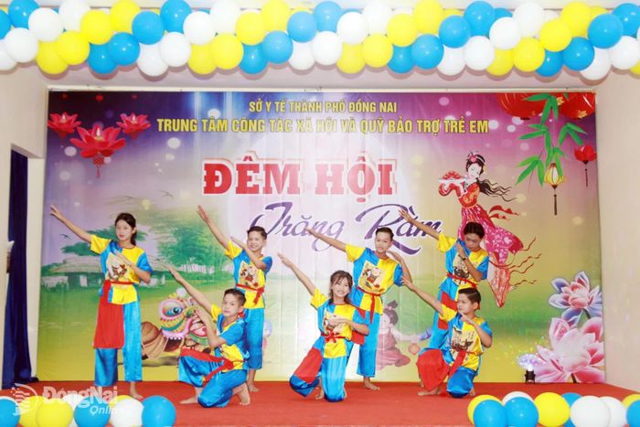 Các tiết mục văn nghệ do các em thiếu nhi của tại trung tâm biểu diễn. Ảnh: Nga Sơn