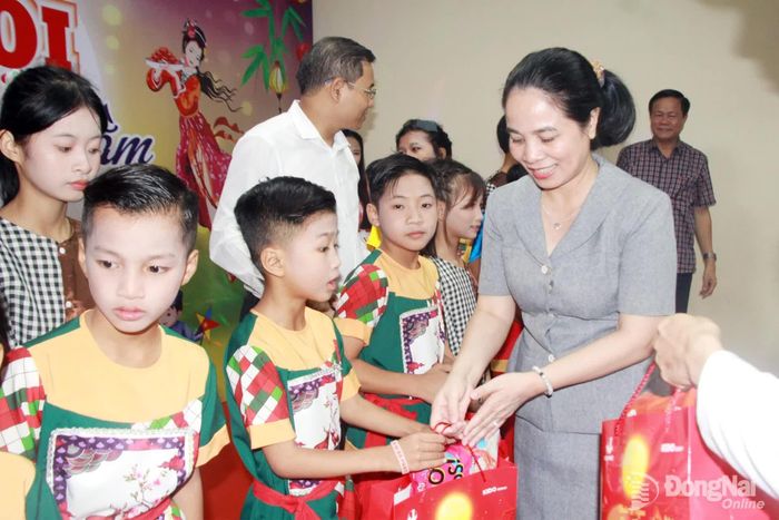 Giám đốc Sở Y tế Đỗ Thị Nguyên trao quà cho các em thiếu nhi tại trung tâm. Ảnh: Nga Sơn