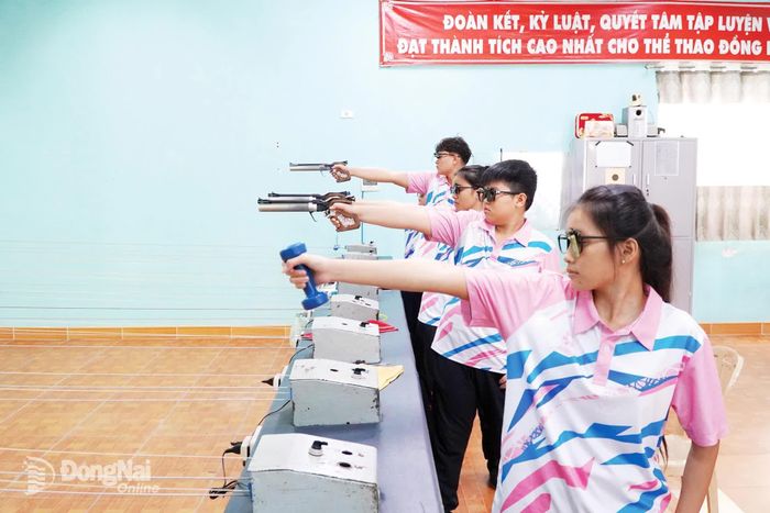 Các vận động viên đội tuyển bắn súng với bài tập tư thế ngắm bắn, nội dung 10m súng ngắn hơi.