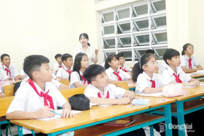 Học sinh lớp 6 trong giờ học văn hóa buổi tối.