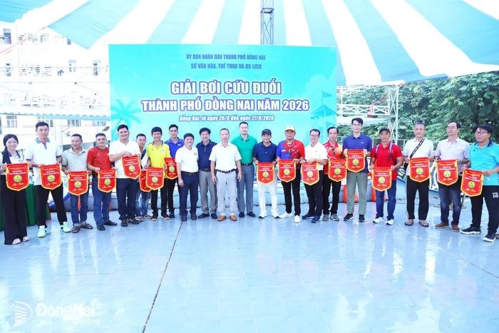 Ban tổ chức, các đại biểu cùng các đơn vị tham dự giải tại lễ khai mạc. Ảnh: Huy Anh