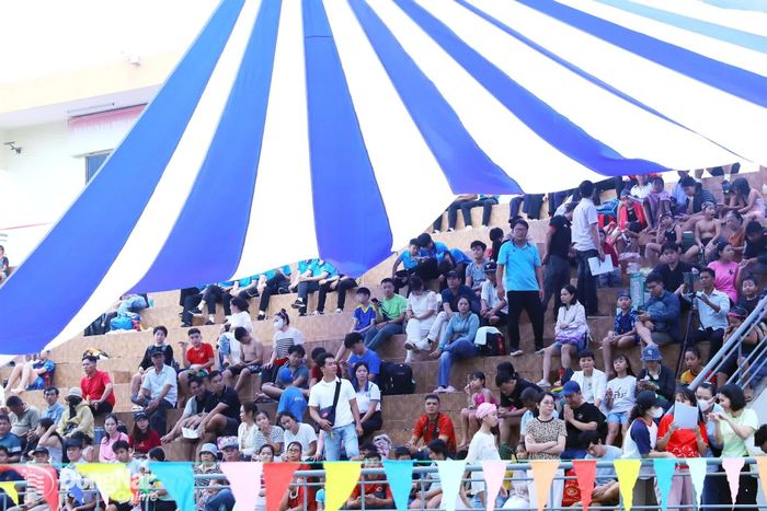 Đông đảo phụ huynh, vận động viên cổ vũ trên khán đài. Ảnh: Huy Anh