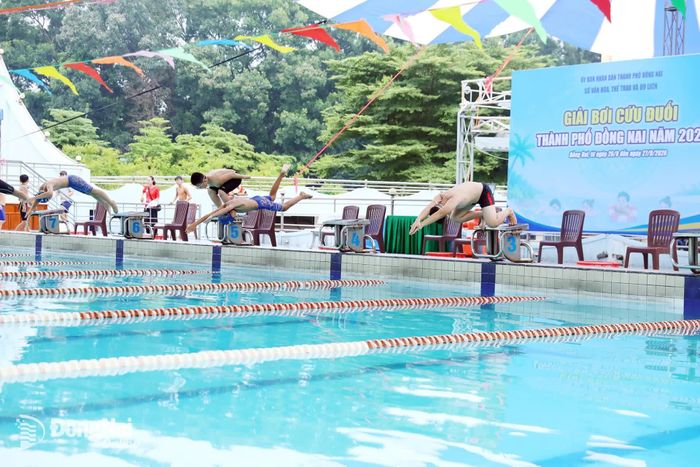 Các vận động viên nam xuất phát thi đấu nội dung bơi cá nhân. Ảnh: Huy Anh