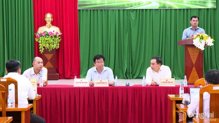 Ông Diệp Trường Vũ, Phó Giám đốc Sở Nông nghiệp và Môi trường thông tin về đơn giá bồi thường, hỗ trợ cây trồng. Ảnh: CTV