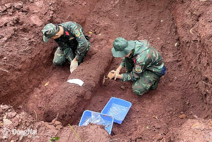 Cán bộ, chiến sĩ Đội K76 tìm kiếm được 1 hài cốt liệt sĩ tại ấp Thạch Màng, xã Tân Lợi ngày 26-9. Ảnh: ĐVCC