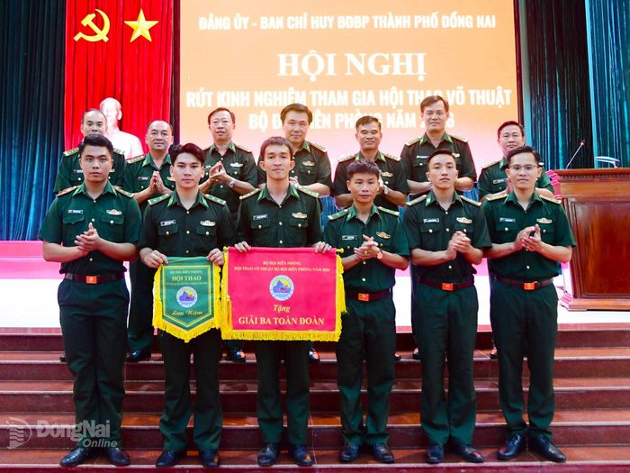 Thủ trưởng Ban Chỉ huy Bộ đội Biên phòng thành phố chúc mừng thành tích của đoàn vận động viên tham gia hội thao. Ảnh: Hữu Thịnh