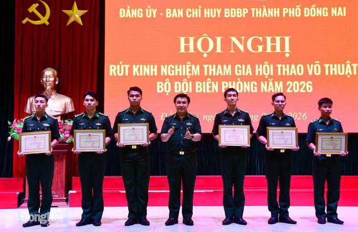 Đại tá Nguyễn Anh Đức khen thưởng các vận động viên đạt thành tích tốt trong hội thao. Ảnh: Hữu Thịnh