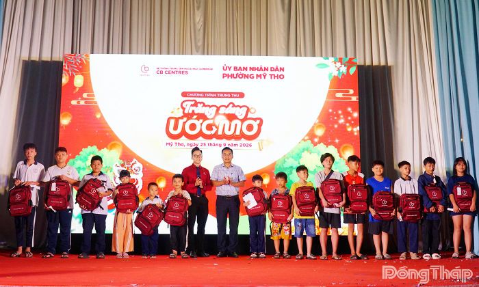 Trao quà trung thu cho học sinh trên địa bàn.