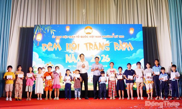 Lãnh đạo phường Mỹ Tho trao quà trung thu cho học sinh trên địa bàn.