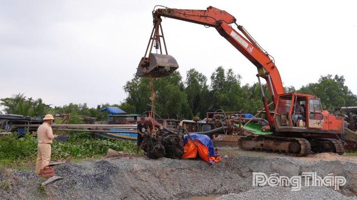 Tháo dỡ phương tiện gắn thiết bị bơm, hút cát.