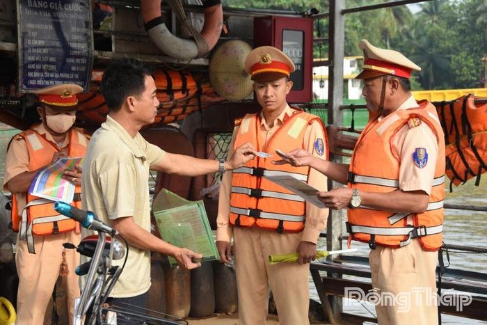 Tuyên truyền đảm bảo an toàn giao thông các bến phà ngang sông.