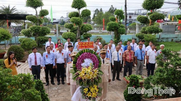 Đại biểu cùng Lực lượng vũ trang dâng hoa, dâng hương viếng Bia tưởng niệm các Anh hùng liệt sĩ trước buổi lễ công bố. Ảnh: KIM PHỤNG