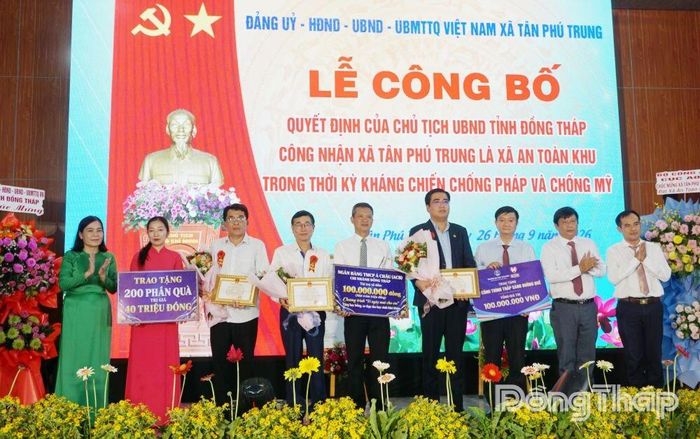 Đại diện các đơn vị, tổ chức và doanh nghiệp trao bảng tượng trưng hỗ trợ các nguồn lực, công trình nghĩa tình cho xã Tân Phú Trung.