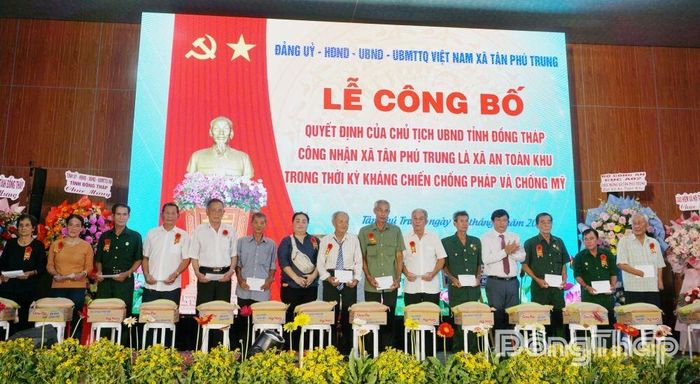 Ban Tổ chức trao tặng các phần quà nghĩa tình cho đại diện các gia đình chính sách, hộ khó khăn trên địa bàn xã.