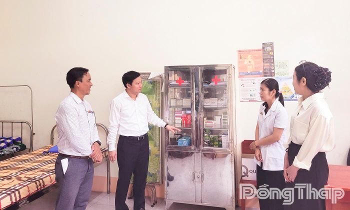 Tiến sĩ Lê Quang Trí (đứng thứ 2 từ trái sang) kiểm tra phòng y tế học đường Trường THCS và THPT Đốc Binh Kiều.