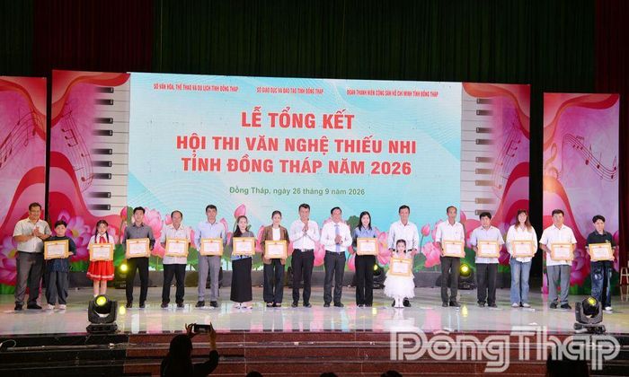 Ban Tổ chức trao giải cho các đơn vị đạt thành tích tại Hội thi.