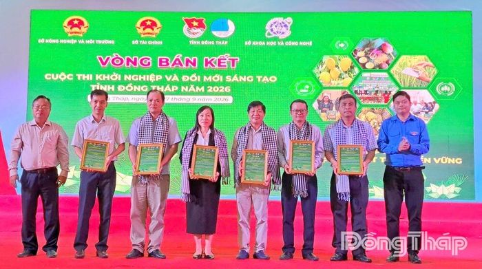 Ban Tổ chức trao thư cảm ơn các thành viên Ban Giám khảo Cuộc thi.