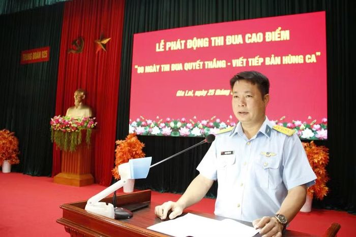  Đại tá Phạm Tuấn Tài - Chính ủy, Chủ tịch Hội đồng Thi đua - Khen thưởng Trung đoàn 925 phát biểu tại lễ phát động thi đua. Ảnh: H.P 