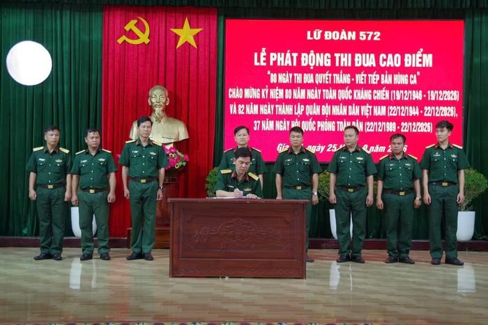  Đại diện các cơ quan, đơn vị thuộc Lữ đoàn 572 ký giao ước thi đua. Ảnh: Huỳnh Vũ 