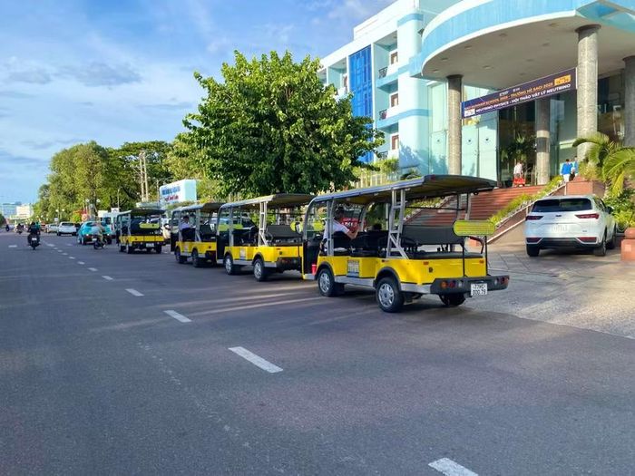  Sở Xây dựng đã công khai danh sách 39 đơn vị kinh doanh vận tải hành khách bằng taxi, xe hợp đồng điện tử và xe điện bốn bánh trên địa bàn tỉnh. Ảnh: Nguyễn Chơn 
