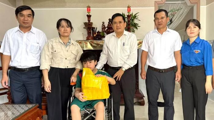 Lãnh đạo xã An Lương tặng quà Trung thu cho trẻ em khuyết tật trên địa bàn. Ảnh: Ngọc Thủy