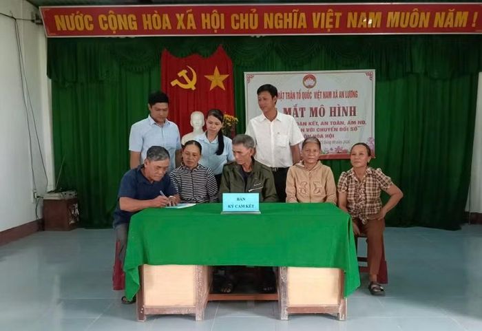 Đại diện các hộ dân ký cam kết thực hiện mô hình “Khu dân cư đoàn kết, an toàn, ấm no, hạnh phúc gắn với chuyển đổi số”. Ảnh: Ngọc Thủy