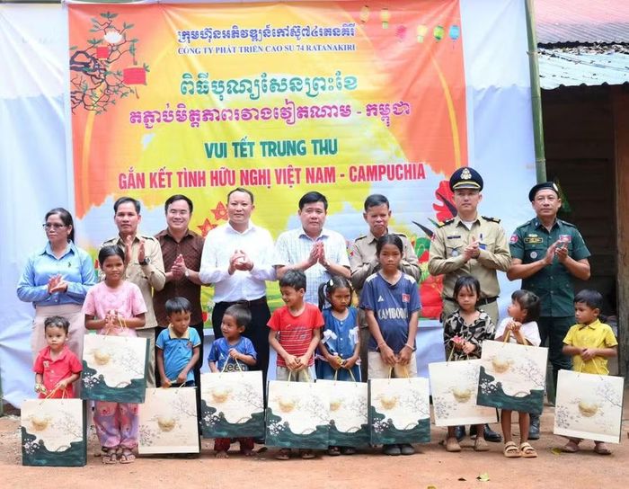  Tặng bánh trung thu do Binh đoàn 15 sản xuất cho các em thiếu nhi Campuchia. Ảnh: Vĩnh Hoàng 