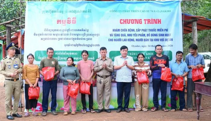  Bí thư Đảng ủy Đoàn Kinh tế-Quốc phòng 74 cùng lực lượng chức năng địa phương tặng quà cho người dân Campuchia. Ảnh: Vĩnh Hoàng 
