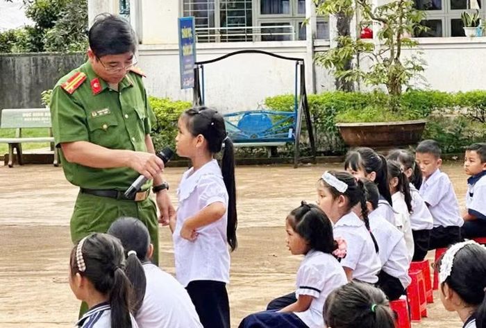  Các em học sinh tham gia trả lời các câu hỏi tại buổi tuyên truyền. Ảnh: P.N 