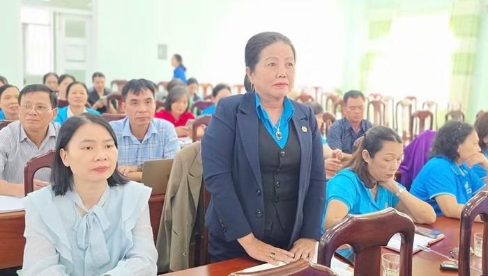 Người dân tham gia ý kiến, kiến nghị liên quan đến các vấn đề trong đời sống. Ảnh: P.N