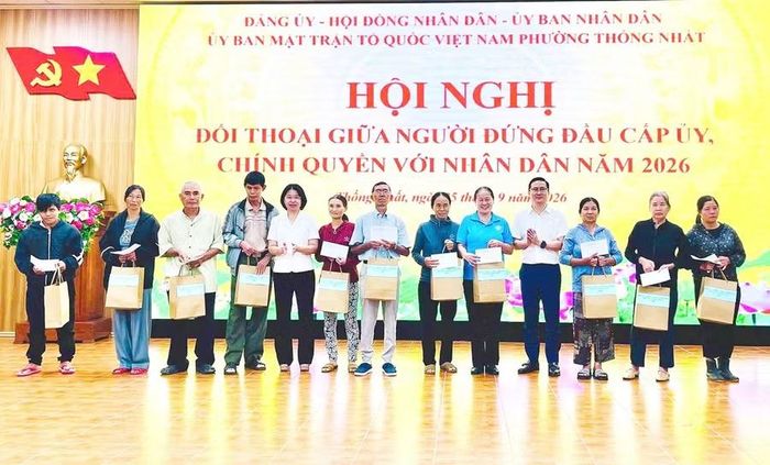 Ban Thường vụ Đảng ủy phường Thống Nhất tặng quà cho các gia đình có hoàn cảnh khó khăn trên địa bàn. Ảnh: P.N