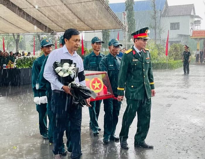  Các đại biểu tiễn đưa liệt sĩ về nơi an nghỉ. Ảnh: Vũ Chi 