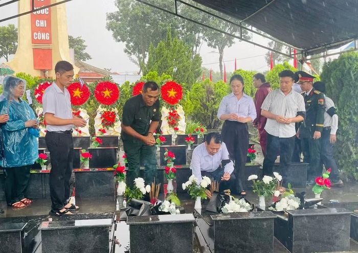  Các đại biểu và người dân thắp nhang tri ân các liệt sĩ. Ảnh: Vũ Chi 